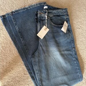 Good American wide leg, relaxed fit Jeans in indigo Blue.